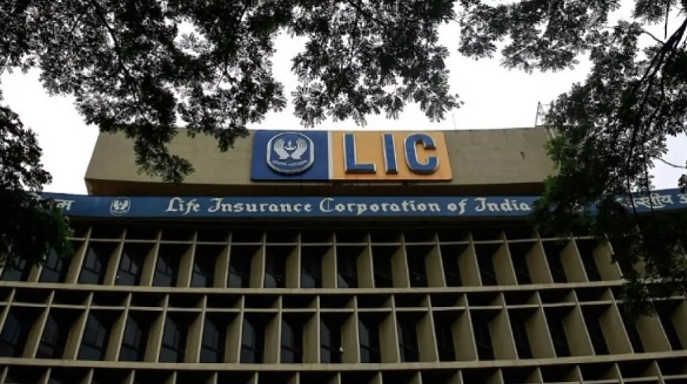 LIC Makes Tepid Market Debut, Lists At 8.62% 