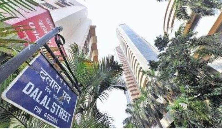 Market Highlights: Sensex sheds 125 pts, Nifty down 40 pts; TaMo, HCL Tech shine; Infosys drags
